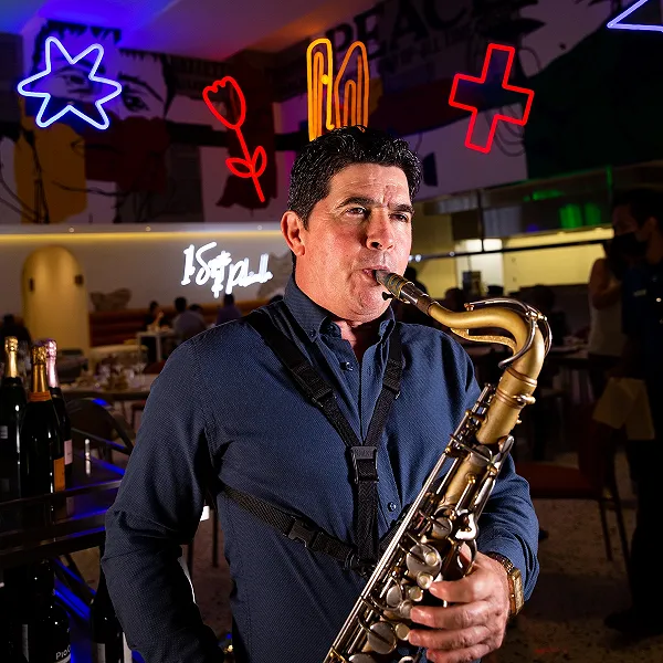 Live music & roving magic performances